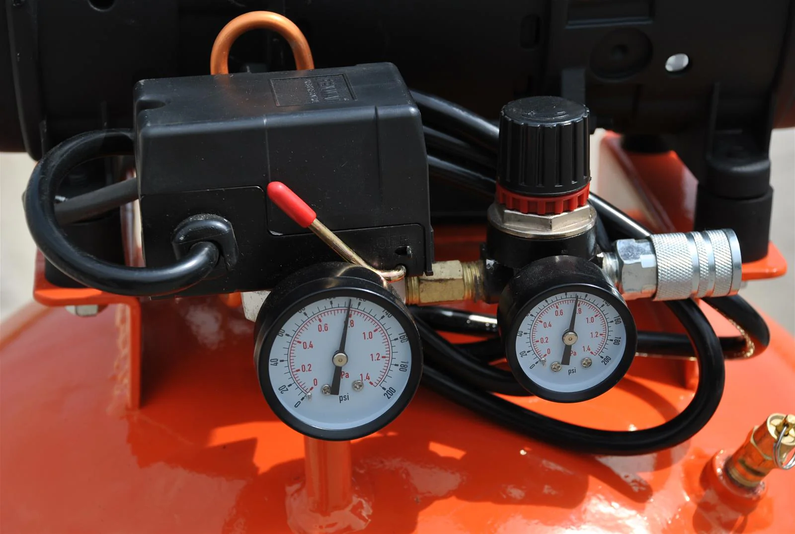 EMAX Hulk Portable "Silent" Air Compressor 8.39 CFM 10 Gallon W/ 2HP, 115V, 14.5AMP Motor (HP02P010SS) - Image 4